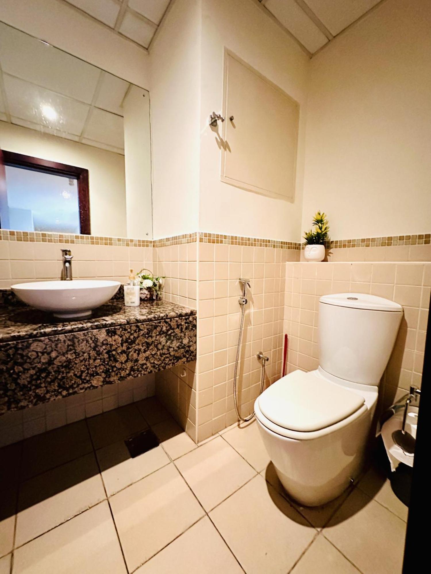 The Aero Hostel Dubai Bagian luar foto